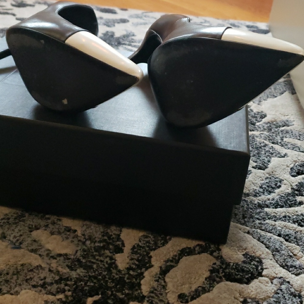 Like New Yves Saint Laurent YSL Pumps - Picture 2 of 5